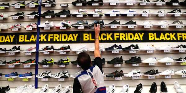 Un empleado prepara los productos en oferta para la campaña del Black Friday