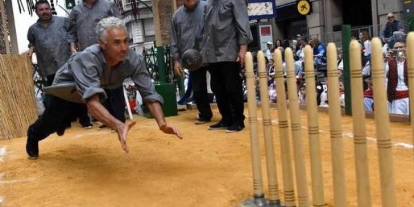 Hombres jugando a bolos huertanos