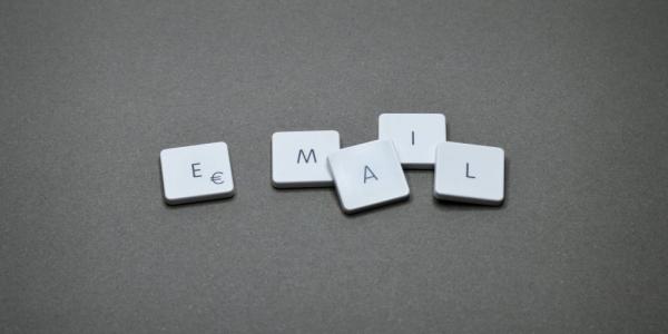 Imagen con el texto 'Email'