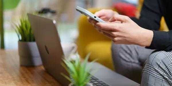 Manos de una persona con el teléfono móvil