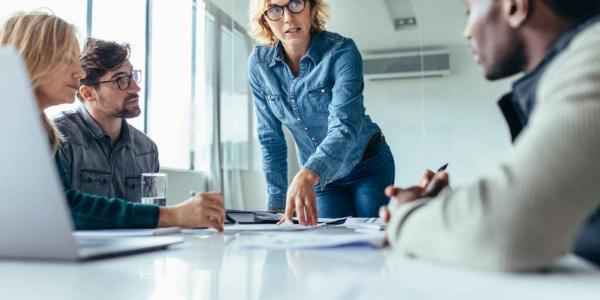 Hombres y mujeres trabajando