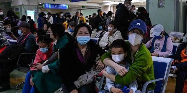 Salas de espera llenas por el brote de neumonía en China