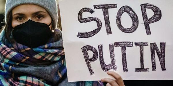 Chica en una manifestación con un cartel que dice Stop Putin