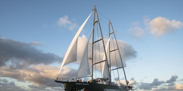 Buque Rainbow Warrior que lucha contra los combustibles fósiles