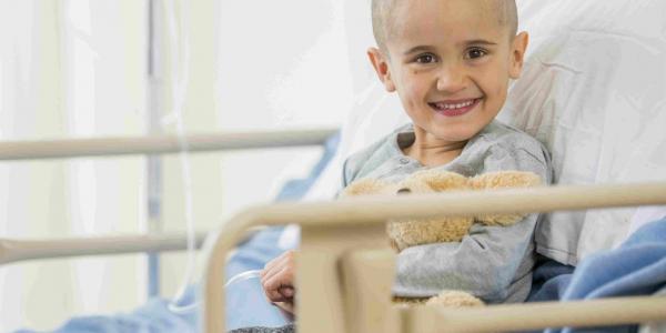 Un niño con cáncer en un hospital