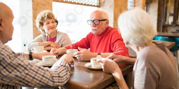Personas mayores cuidando de su salud mental socializando.