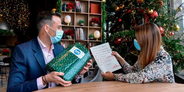 Empleados y clientes de CaixaBank entregarán regalos de Navidad   