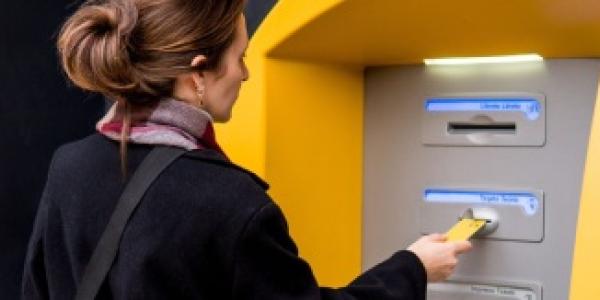 Mujer sacando dinero en un cajero automático