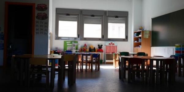 Sillas y mesas de un aula en el interior del Colegio Nobelis de Valdemoro. EUROPA PRESS