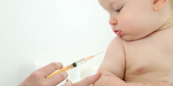 Un bebé recibiendo una vacuna