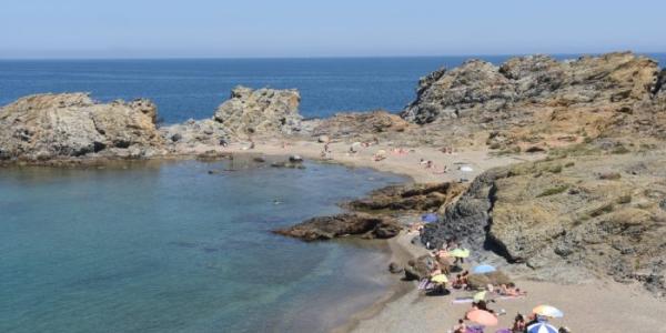 Cala con bañistas en la Costa Brava