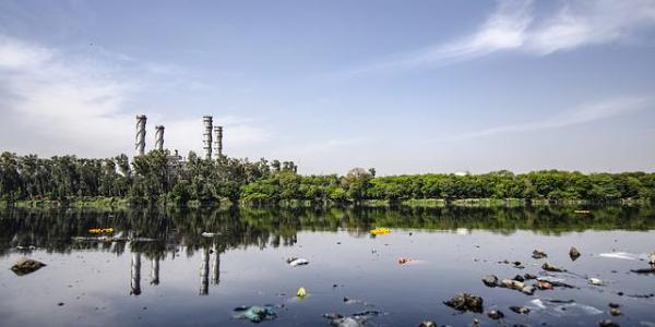 Un río contaminado por la industria