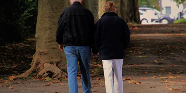 Los beneficios de caminar de las personas mayores