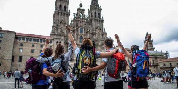 Peregrinos al final del Camino de Santiago