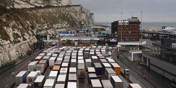 Camioneros españoles atrapados a un lado y otro del Eurotunel 