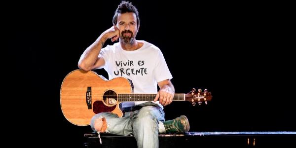 'Vivir es urgente', el lema de la camiseta de Pau Donés