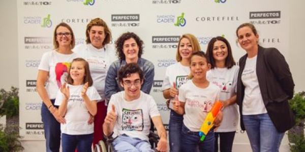 Un grupo de jóvenes posa con las camisetas solidarias de Cortefiel