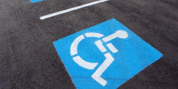 Plaza de aparcamiento reservado para personas con discapacidad 