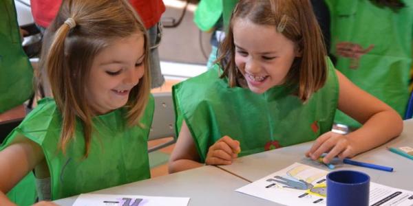 Dos niñas hacen una práctica en el Museo de Ciencias Naturales / Servimedia 