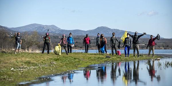 El Proyecto Libera retira multitud de "basuraleza" en ríos y embalses