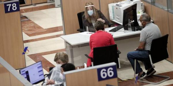 Personas en la oficina de la Agencia Tributaria durante la Campaña de la Renta