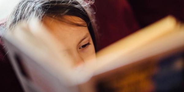 Niña leyendo