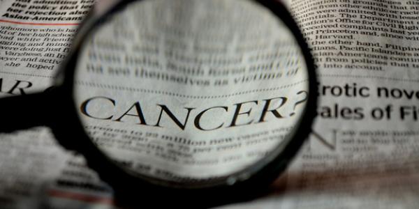 Texto cáncer en un periódico