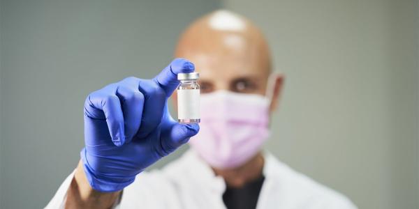 Científico enseñando la vacuna del cáncer de pulmón