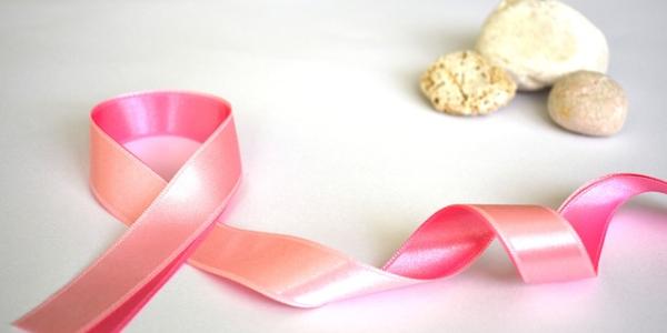 Lazo rosa contra el cáncer de mama