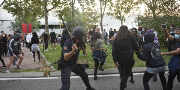 Cargas policiales frente a la Asamblea de Madrid 