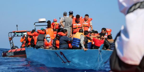 Cáritas ayuda a un grupo de refugiados/Vatican news