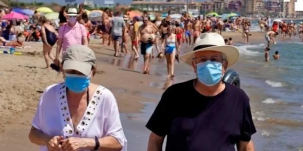 Personas con casos de COVID en la playa