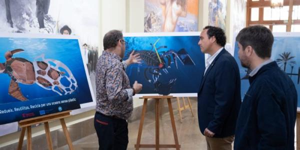 Exposición de cuadros sobre vida marina y plásticos
