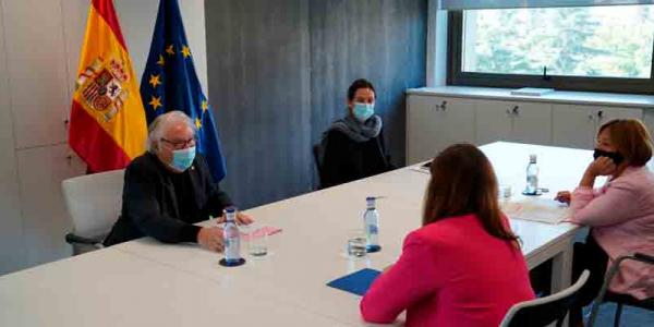 Manuel Castells en una reunión con Marta Cruells en una imagen del Ministerio en Twitter