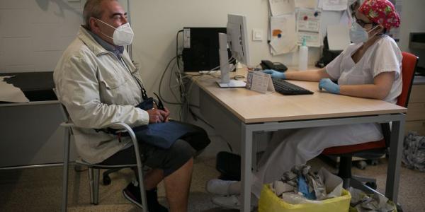 Paciente y enfermera en un centro de salud / Fotografía de El País