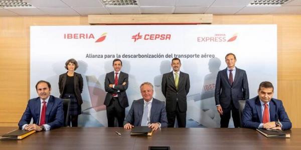 Iberia y Cepsa firman un acuerdo para la descarbonización del sector aéreo/Huelva Información