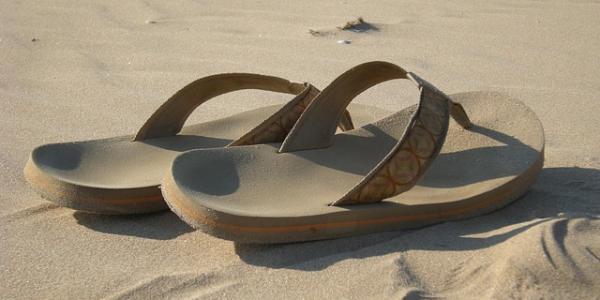 Chanclas en la arena de la playa