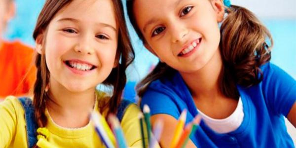 Dos niñas en la escuela