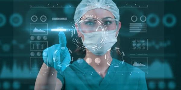 Infografía sobre una médico trabajando con Realidad Aumentada