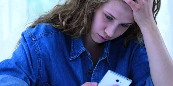Casi el 40 % de las jóvenes españolas se autocensura en redes sociales por culpa del acoso online