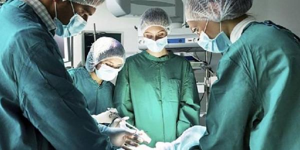 Cirujanos en una intervención
