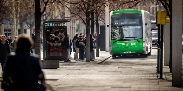 Un autobús urbano eléctrico llega a una de sus paradas en Zaragoza. 