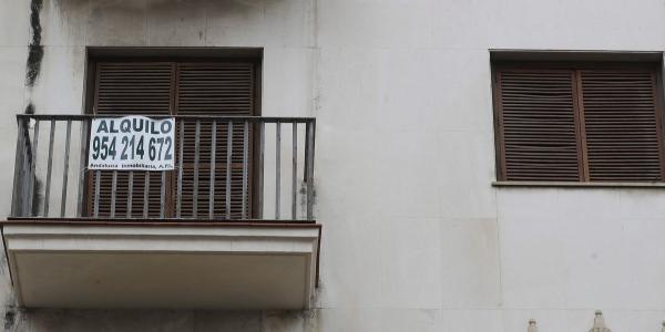 Balcón con el cartel de 'Se Alquila'