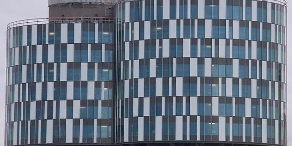 Un edificio con placas solares de Nordhavn en Dinamarca 