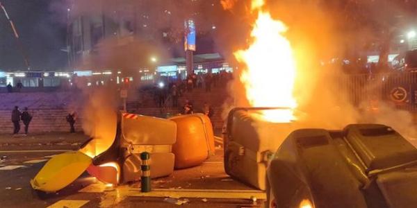 Imagen de la quema de contenedores durante la noche de disturbios en Barcelona | Europa Press