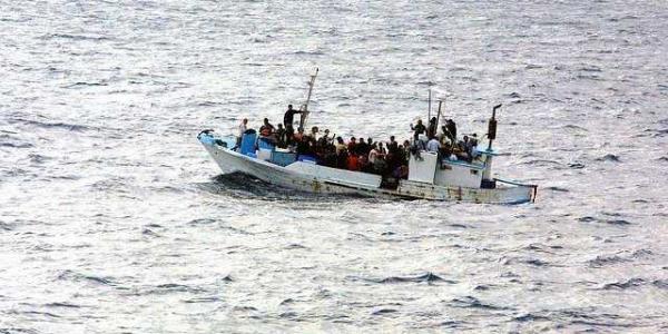 Barco con inmigrantes / EFE