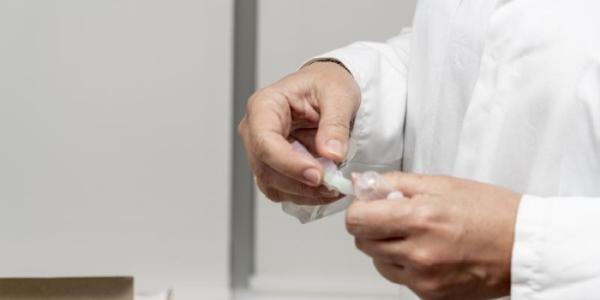 Un profesional sanitario prepara una vacuna 