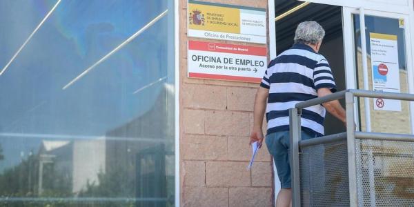 Señor entrando en una oficina del SEPE