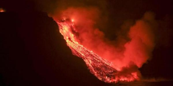 La colada de lava de la erupción volcánica de La Palma llega al mar en una zona de acantilados de casi 100 metros de altura.