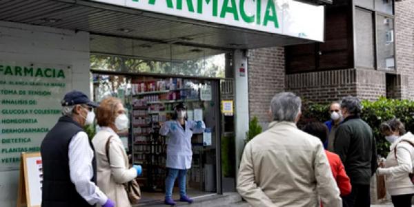 Colas en las farmacias de Madrid para recoger las mascarillas. 